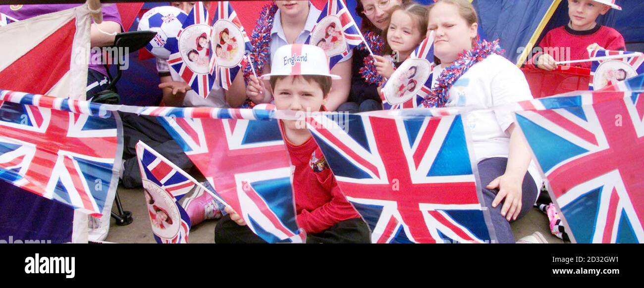 David Maidment, 9 ans, de Harlow dans l'Essex, prend sa place avec d'autres spectateurs près d'un des stands devant le Palais de Buckingham, en préparation à la fête au Palais - l'un des événements pour célébrer le Jubilé d'or de la reine Elizabeth II de Grande-Bretagne*...- qui va de l'avant malgré un petit feu au Palais.Il sera suivi d'un feu d'artifice et d'une cérémonie d'éclairage de balise.La Reine se rend à la cathédrale Saint-Paul à bord de l'autocar de l'État d'Or pour un service de célébration et d'action de grâce, avant de retourner assister à un défilé dans le centre commercial. Banque D'Images