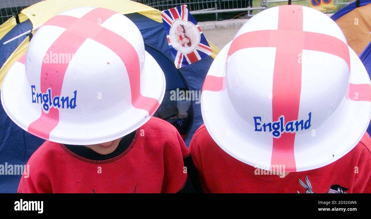 Avid Maidment (à gauche), 9 ans, de Harlow et Tom Barke, 7 ans, prennent leurs places près de l'un des stands devant Buckingham Palace, en préparation pour la fête au Palais - l'un des événements pour célébrer le Jubilé d'or de la reine Elizabeth II de Grande-Bretagne*...- qui va de l'avant malgré un petit feu au Palais.Il sera suivi d'un feu d'artifice et d'une cérémonie d'éclairage de balise.La Reine se rend à la cathédrale Saint-Paul à bord de l'autocar de l'État d'Or pour un service de célébration et d'action de grâce, avant de retourner assister à un défilé dans le centre commercial. Banque D'Images