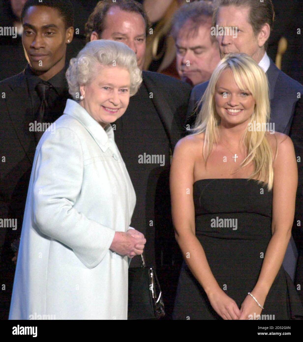 La Reine sur scène avec Emma Bunton dans les jardins du Palais de Buckingham, pour le deuxième concert commémorant le Jubilé d'or de la reine Elizabeth II de Grande-Bretagne * quelque 12,000 billets ont été distribués par bulletin pour le Parti au Palais, et dix des milliers d'autres se sont rassemblés à l'extérieur pour profiter de la musique. Plus tard, la Reine allurait un gyrophare et regardait un feu d'artifice. Mardi, elle se rendra à Saint-Paul pour un service d'action de grâce. Banque D'Images