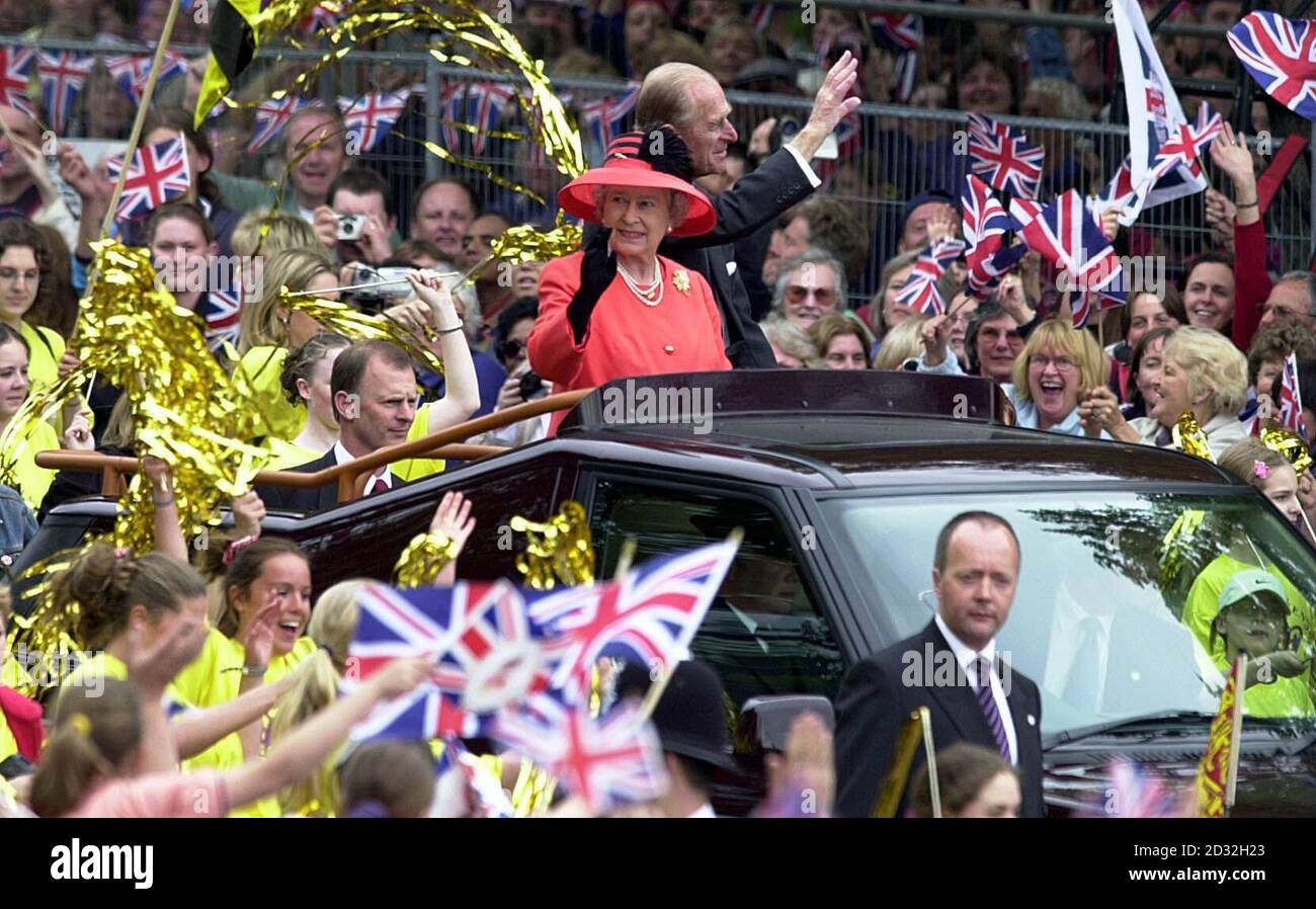 La reine Elizabeth II de Grande-Bretagne et son mari, le duc d'Édimbourg, longent le Mall dans une voiture à toit ouvert lorsqu'ils reviennent d'un banquet au Guildhall de la City de Londres pour assister à un défilé devant le palais de Buckingham. * la parade, qui a duré plus de trois heures, comprenait des groupes du Carnaval de Notting Hill, du personnel de service volontaire, des enfants de la Compagnie de théâtre Chicken Shed, et une série de salles de séjour reflétant les cinq décennies de son règne. Après qu'il a fini, la famille royale devait apparaître sur le balcon et regarder un flipast. Banque D'Images