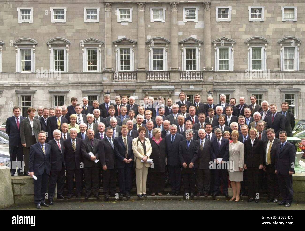 Taioseach Bertie Ahern, (à droite du centre, avant, à côté de deux femmes T.D.s) leader de Fianna Fail à un photocall à Dublin, avec les membres nouvellement élus de son parti, après l'élection générale de mai 17. M. Ahern approuve un projet de programme pour le nouveau gouvernement de coalition. *.. Entre son parti et les Démocrates progressistes, qui sont dirigés par la vice-première ministre, Mary Harney. Banque D'Images