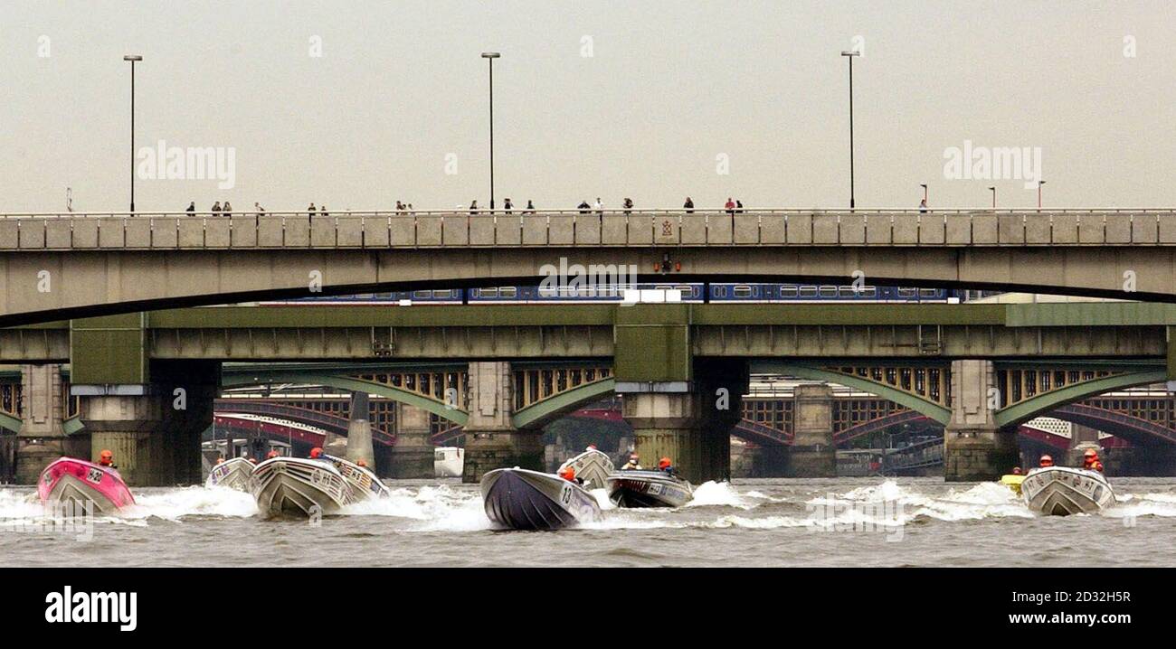 Les bateaux passent le London Bridge comme lors du Honda Formula 4-temps London bateau de moteur Grand Prix. La course est la première à traverser la capitale depuis plus de quarante ans et se terminera à Southend-on-Sea. Banque D'Images