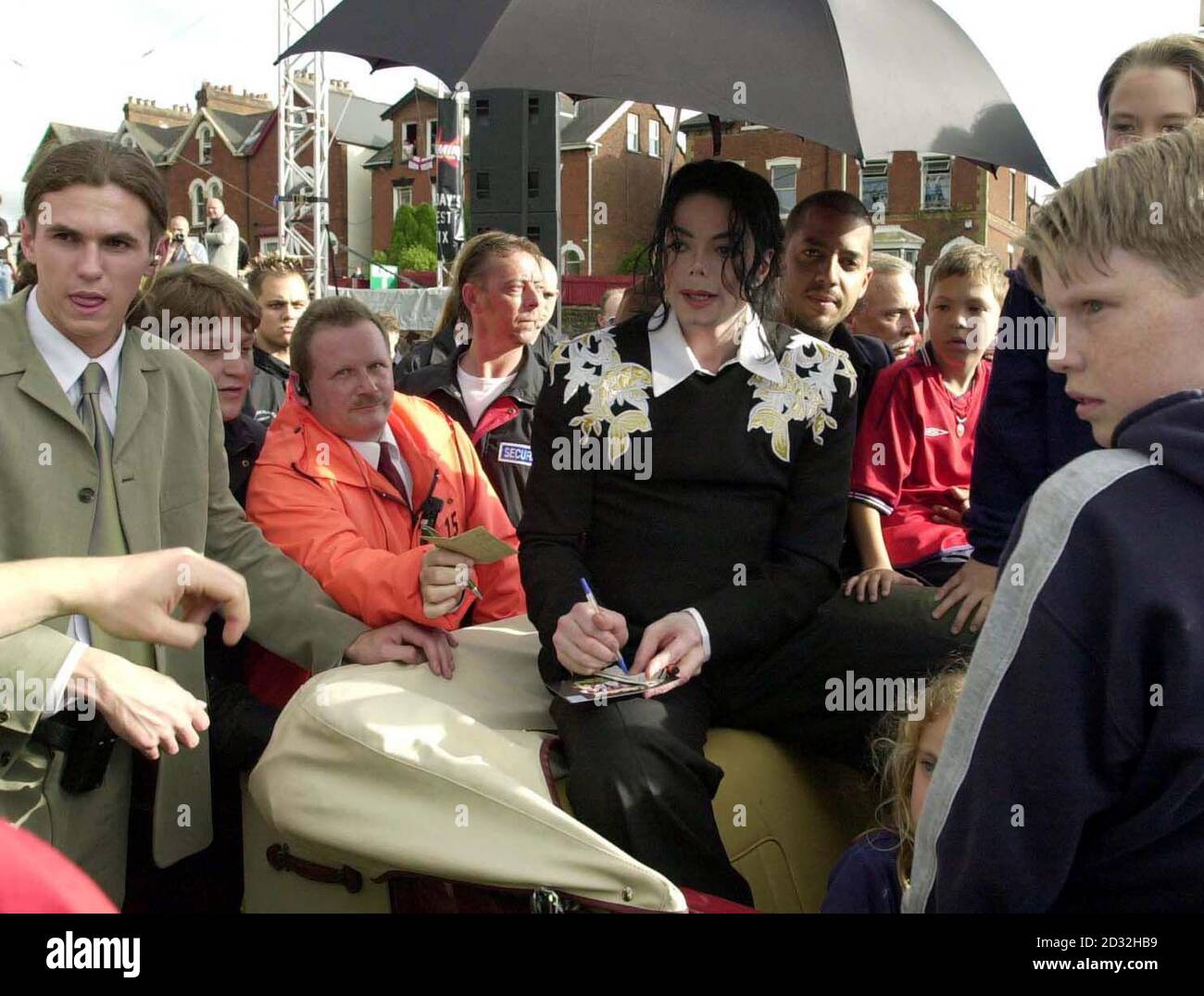 Michael Jackson, légende de la pop, participe à un événement de collecte de fonds en faveur des enfants atteints du sida et du soutien à l'Afrique au club de football Exeter du parc St James, Exeter à Devon. Banque D'Images
