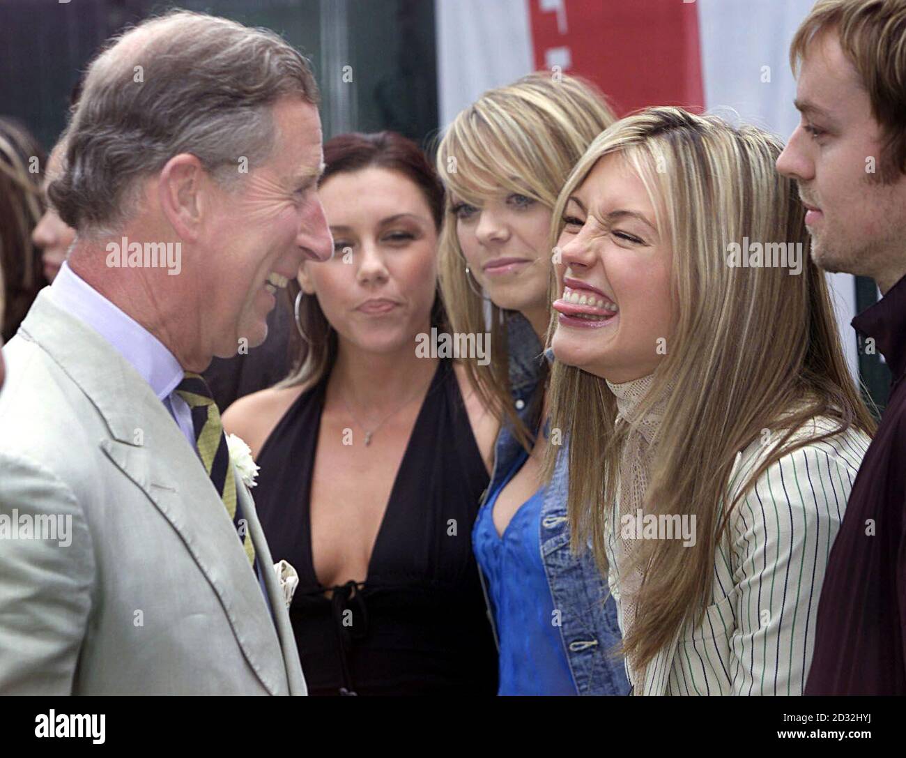 Le Prince de Galles rencontre Cat Deeley (deuxième à droite) et Liz McClarnon (centre) d'Atomic Kitten pendant la Capital radio Party dans le parc de Hyde Park à Londres. Banque D'Images