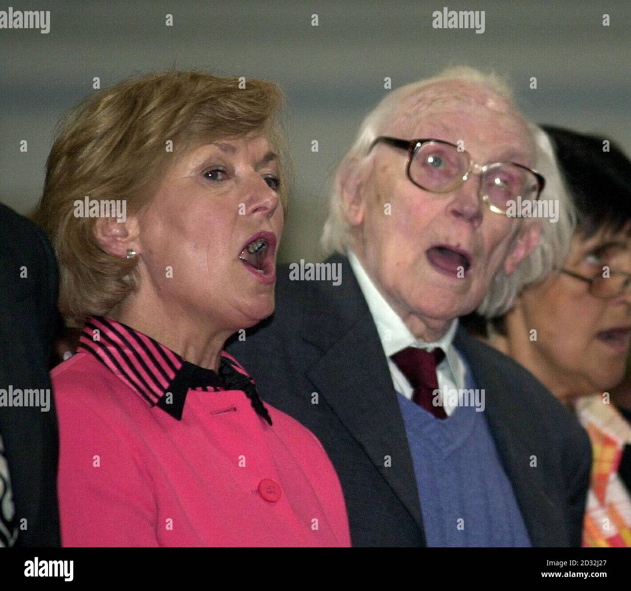 Glenys Kinnock, eurodéputé, avec l'ancien Premier ministre Michael foot chantant Jérusalem, rendant hommage à la baronne Barbara Castle of Blackburn lors d'une réunion commémorative au Methodist Central Hall de Londres. * l'ancien ministre du travail et le légendaire firebrand sont morts en mai à l'âge de 91 ans. Banque D'Images