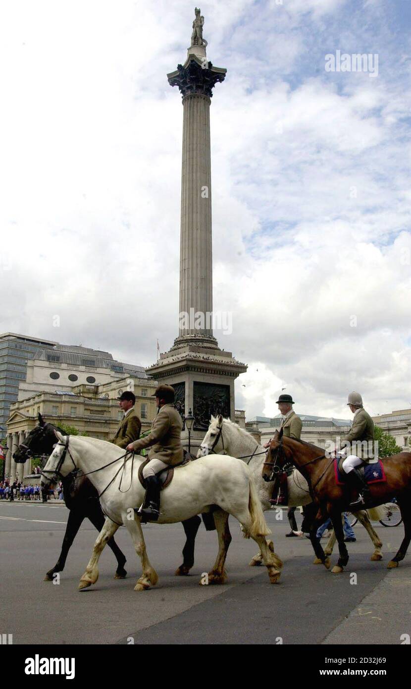 Cinquante cavaliers en costume de chasse défilent dans le centre de Londres, dans une reconstitution de la protestation des agriculteurs de 1949 contre les plans de mettre fin à leur sport.* les manifestants comprendront l'un des deux seuls survivants de la chasse de Piccadilly, qui a participé à la marche originale il y a plus de 50 ans. Banque D'Images