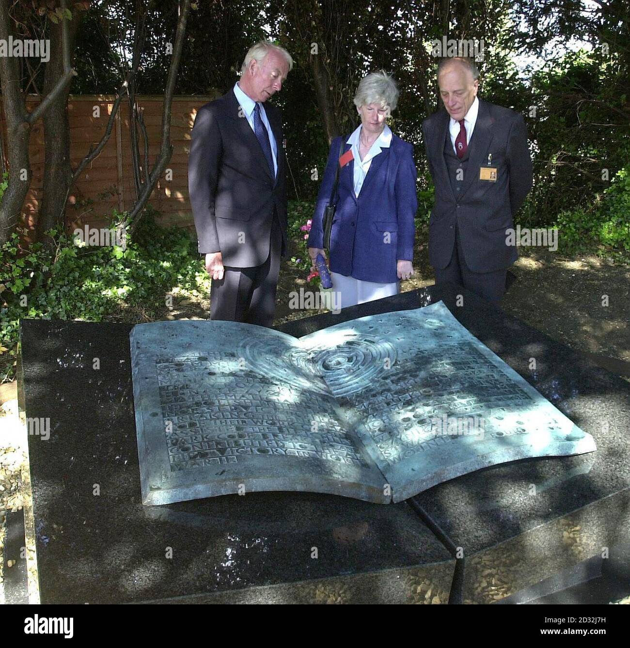 Les clients inspectent le mémorial qui reconnaît le travail du service de renseignements polonais qui a enfreint le code Enigma après son dévoilement, par le duc de Kent à Bletchely Park, à 40 kilomètres au nord de Londres. * le centre a d'abord utilisé les connaissances recueillies par un groupe de mathématiciens polonais - Marian Rejewski, Jerzy R zycki et Henryk Zygalski - pour déchiffrer les signaux allemands de la Seconde Guerre mondiale. Banque D'Images