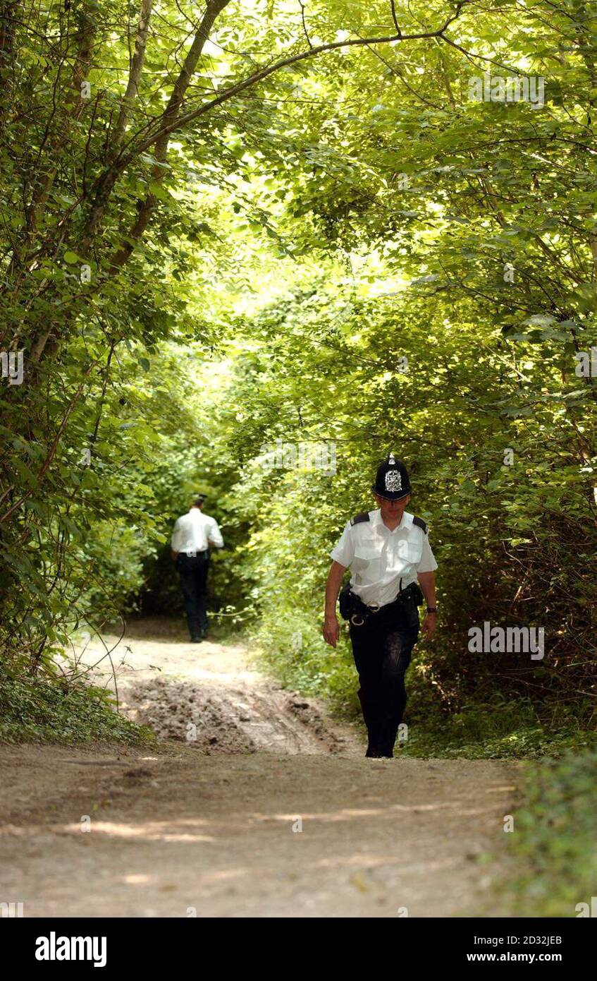 Une activité de police à Brading Down près de Newport sur l'île de Wight, après qu'une adolescente, considérée comme un étudiant en devises étrangères, a été trouvée morte dans un bois. *... la victime sans nom a été trouvée à 11h45 mardi soir à l'endroit populaire de marche de chien. La police du Hampshire a déclaré que la cause du décès n'était pas encore connue et qu'un pathologiste du Home Office devait effectuer un examen post-mortem. Banque D'Images