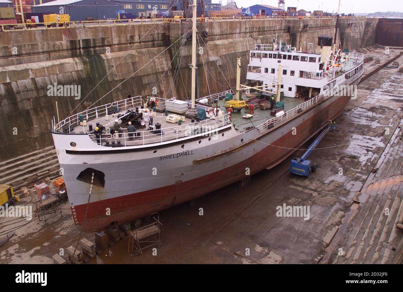 Des ingénieurs travaillent sur le navire à vapeur historique Clyde Shieldhall, dans le quai sec de Southampton, après que ses gardiens, le Solent Steam Packet Ltd, ont reçu une bourse de loterie de 268,500. * lancé à Glasgow en 1955, elle est le dernier bateau à vapeur de passagers et de fret côtier en opération à gauche à flot dans le pays. Elle a passé 20 ans au Clyde pour transporter et déverser des eaux usées traitées en mer. Elle est devenue populaire après que les sièges ont été fixés à l'avant-col, de sorte que les voyageurs de jour pouvaient profiter de temps hors des rues bondées de la ville. En 1977, le Shieldhall a été vendu à Southern Water et a poursuivi son travail infatigable à Southam Banque D'Images