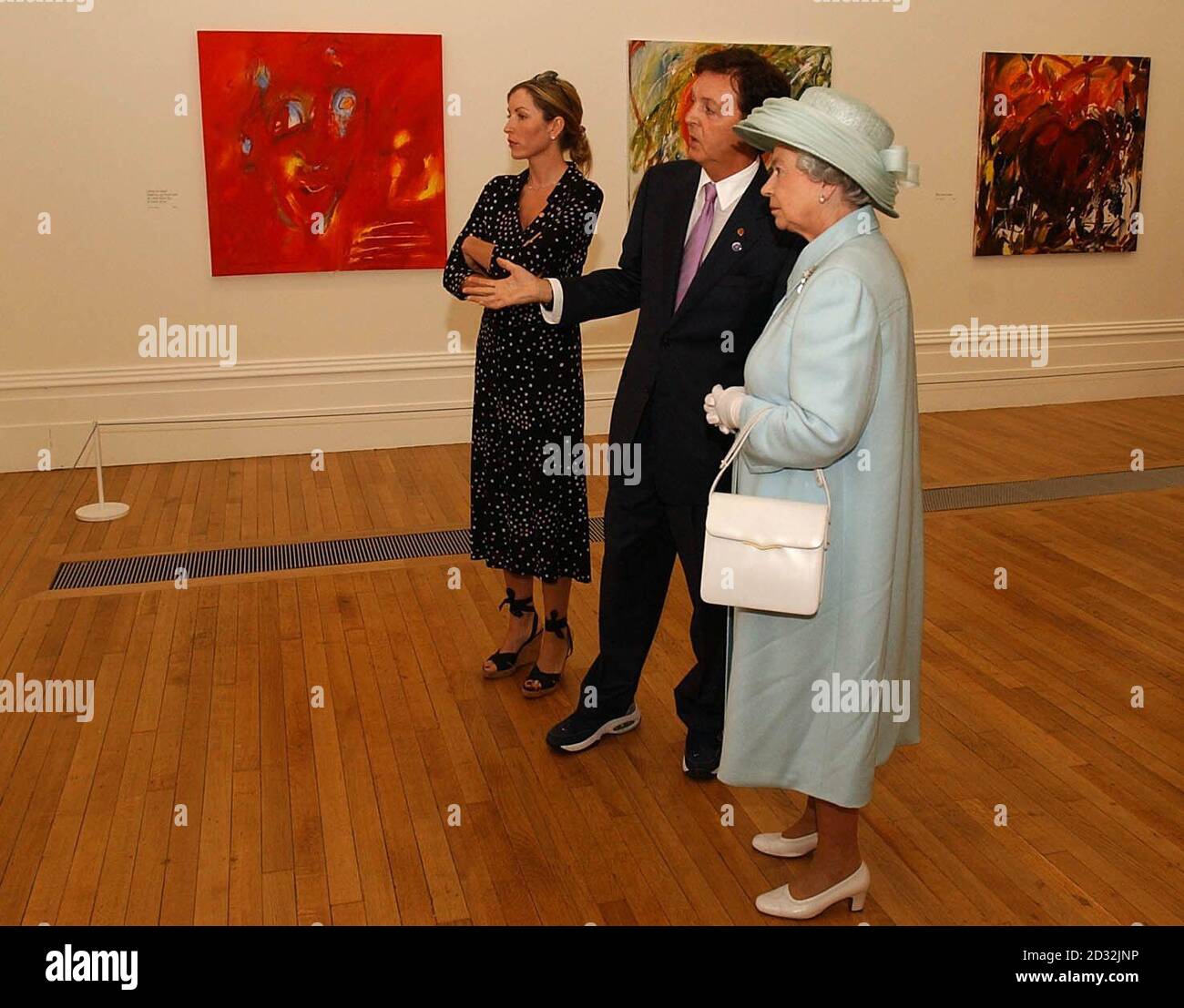 Sir Paul McCartney, avec sa femme Heather Mills, montre ses peintures à la reine Elizabeth II lors d'une visite à la Walker Art Gallery de Liverpool où il présente une exposition.* plus tôt la Reine avait ouvert l'aéroport John Lennon de Liverpool comme elle a continué sa tournée Jubilee du Nord-Ouest et plus tard elle devait ouvrir les Jeux du Commonwealth à Manchester. Banque D'Images