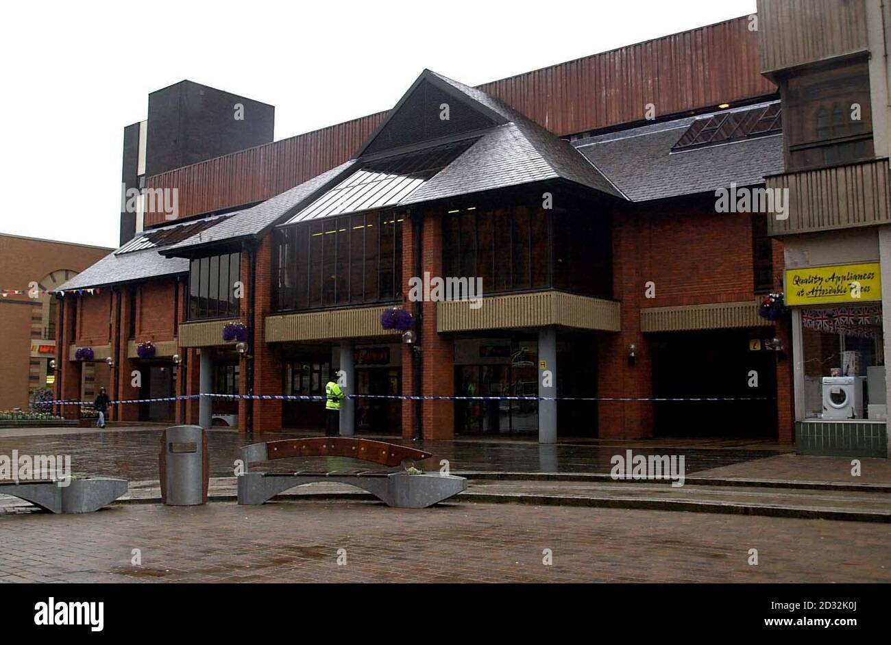 Garde-debout de la police au centre de loisirs du Forum 28 à Barrow-in-Furness, qui a été fermé par mesure de précaution à la suite d'une épidémie de maladie des légionnaires dans la ville. *des efforts urgents étaient en cours pour établir la source de la maladie après la mort d'un homme et la confirmation de 18 autres cas. 7/8/02: Plus de 120 personnes ont reçu un traitement pour la maladie des légionnaires suite à la plus grande épidémie au Royaume-Uni depuis plus d'une décennie. Jusqu'à présent, une personne est décédée, et 19 étaient dans des unités de soins intensifs dans le nord-ouest, tandis que 31 autres personnes recevaient actuellement des traitements Banque D'Images