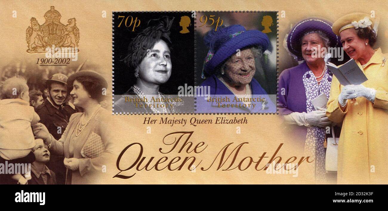 Le détail d'une feuille de timbres-mémoire spéciale en cours d'émission pour marquer le 102e anniversaire de la naissance de la reine Élisabeth la reine mère de Grande-Bretagne qui contient un hommage caché à l'un des plus aimés royals, qui est décédé plus tôt cette année. *..... Le Bureau du timbre des agents de la Couronne a produit un numéro de timbre omnibus au nom de 17 pays, dont 11 territoires d'outre-mer du Royaume-Uni. Et dans ce qui semble être une seule ligne sous les armoiries sont les mots minuscules, visibles seulement avec le plus fort des loupes, qui dit: 'Force, dignité et rire' - l'expression utilisée Banque D'Images