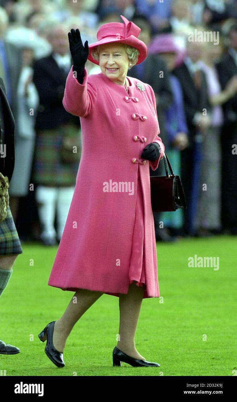 La reine Elizabeth II de Grande-Bretagne visite le château de Balmoral, en Écosse. Banque D'Images