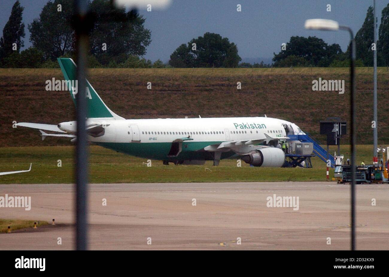 L'Airbus A310 de Pakistan International Airlines est situé sur le tarmac de l'aéroport international de Birmingham, d'où un homme a été détenu lors des contrôles de sécurité des passagers voyageant du Pakistan au Canada. Banque D'Images