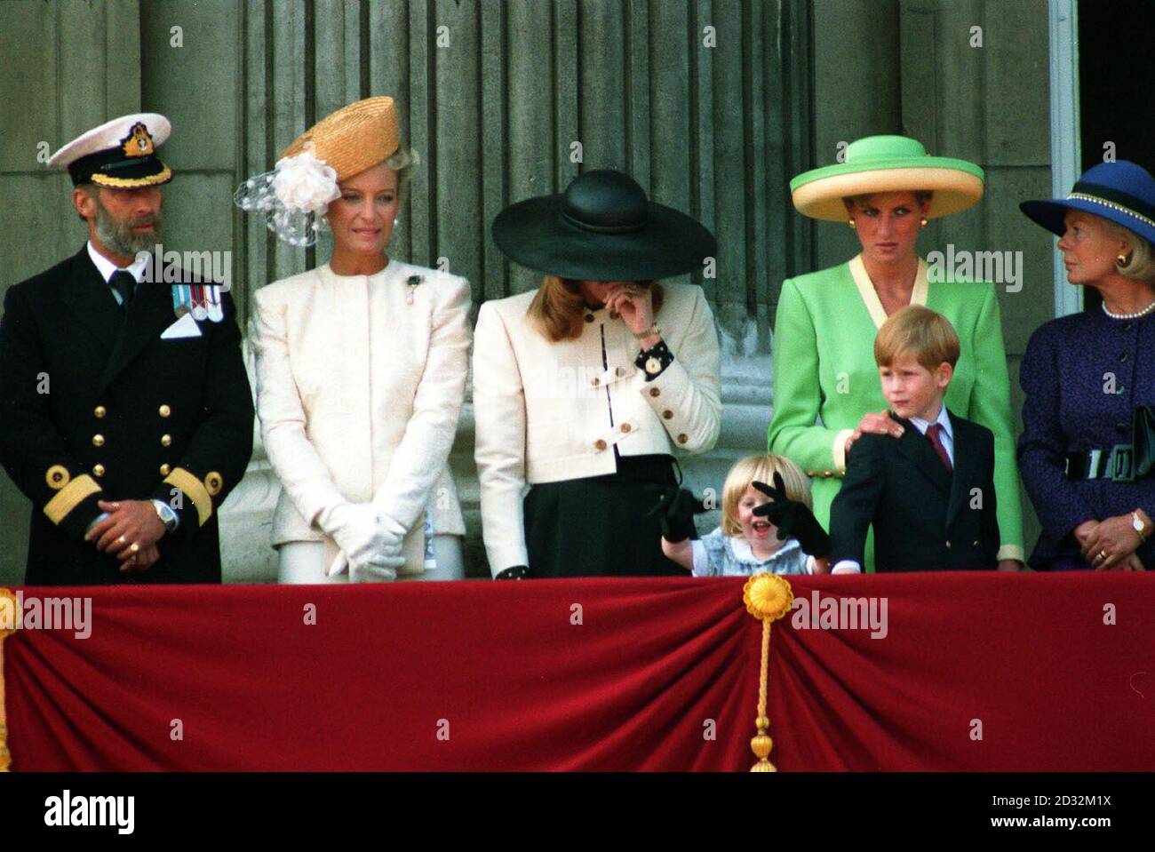 La princesse Beatrice joue avec les gants de sa mère - la duchesse de York - tandis que la princesse de Galles et son fils le prince Harry et d'autres membres de la famille royale regardent la bataille de Grande-Bretagne Flypast du 50e anniversaire. Banque D'Images
