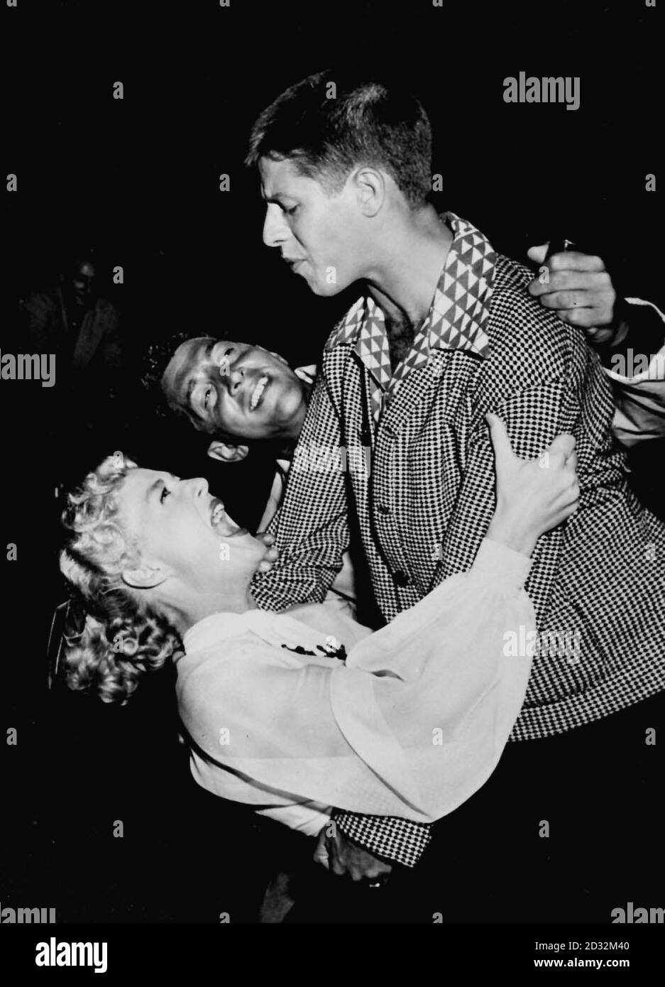 Jerry Lewis et Dean Martin montrent à Betty Hutton leur technique Great Lover. Banque D'Images