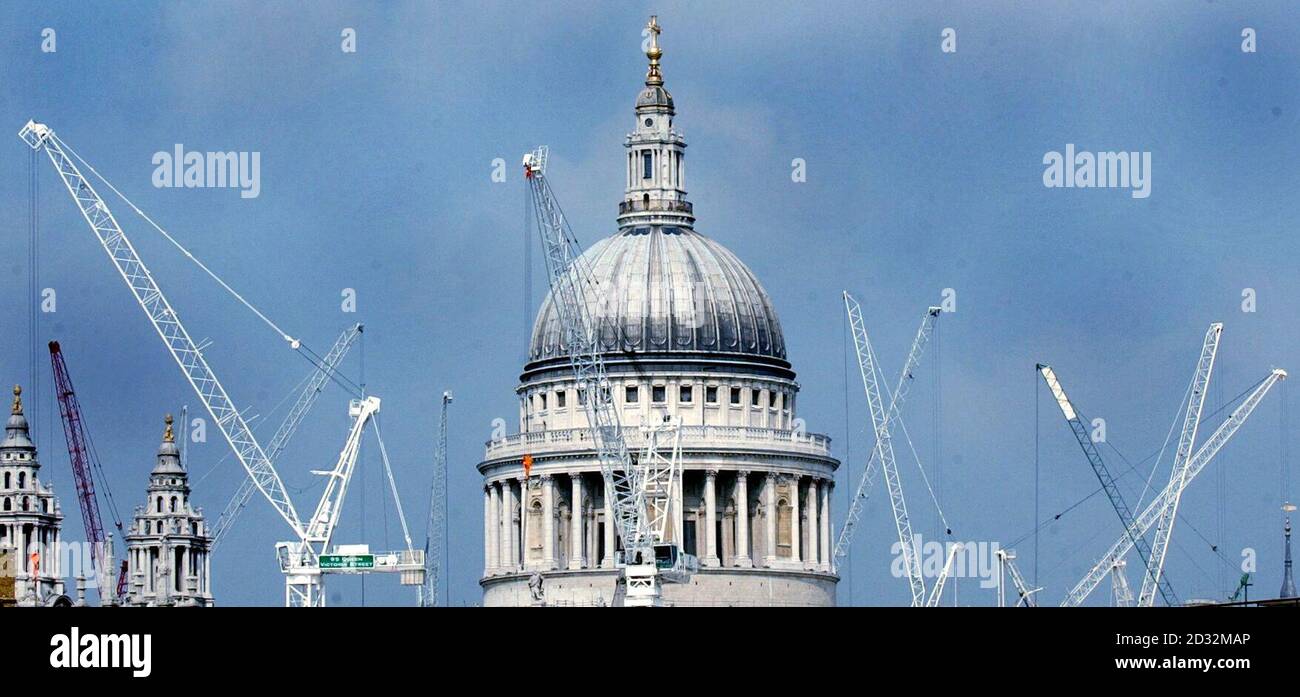 Le dôme de la cathédrale Saint-Paul est entouré de grues en travaux de construction dans la ville de Londres début septembre 2002. * les nouveaux bâtiments et le réaménagement - tant pour les résidents que pour les travailleurs d'affaires - s'étendant du bassin de Paddington à l'ouest à Canary Wharf à l'est, signifient un horizon en constante évolution dans la capitale. Banque D'Images