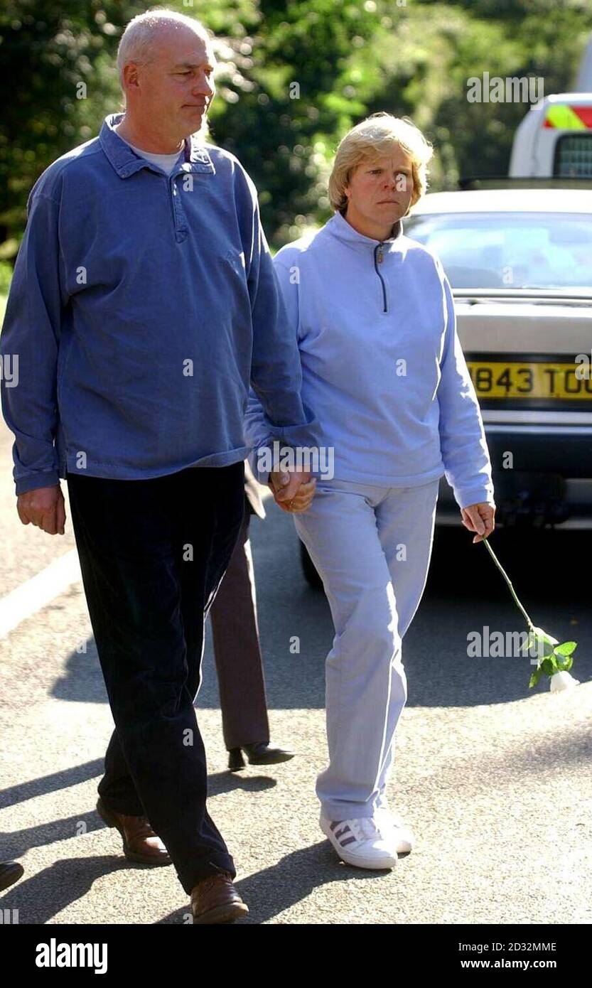 Bob et Sally Dowler, parents de la jeune fille Amanda Dowler assassinée à Yatley Heath Woods, Minley, près de Fleet, Hampshire, où ils ont regardé les hommages floraux laissés pour leur fille. *... les parents en deuil Milly Dowler ont visité le site boisé où les restes de l'adolescent ont été trouvés. Bob, 51 ans, consultant EN INFORMATIQUE, et son épouse Sally, une enseignante de 43 ans, ont passé 30 minutes à Yateley Heath Woods, cet après-midi. Voir PA Story POLICE adolescent. PA photo/Solent/Pool. Banque D'Images