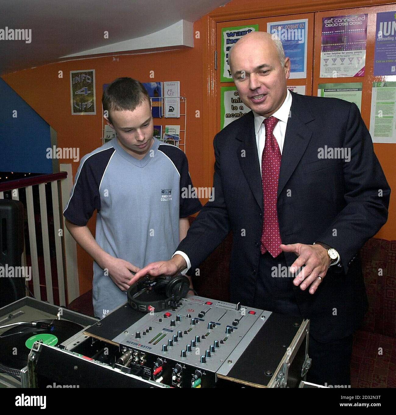 Chef du Parti conservateur, Iain Duncan Smith a joué un rôle sur un mélangeur lors d'une visite à un projet de fusion du YMCA à Bournemouth. M. Duncan Smith a insisté aujourd'hui sur le fait qu'il concrétisait le nouvel ordre du jour politique du parti axé sur la fonction publique. *..sans tenir compte des critiques qu'il n'a pas réussi à avoir un impact majeur pendant sa première année en tant que leader du parti, M. Duncan Smith a soutenu qu'il avait fait des conservateurs une alternative crédible au nouveau gouvernement travailliste. Banque D'Images