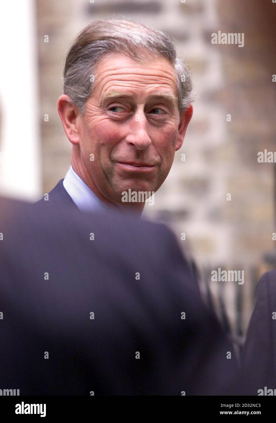 Le Prince de Galles lors de sa visite à la cathédrale de Southwark à Londres. Le prince visitait la cathédrale pour voir les bâtiments du millénaire ouverts par Nelson Mandela en avril 2001. * le projet de 10.6 millions, largement financé par la Commission du millénaire, a remporté une série de prix prestigieux. Banque D'Images