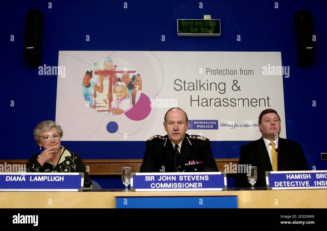 (l-r) Diana Lamplugh, fondatrice de la fiducie Suzy Lamplugh, le commissaire Sir John Stevens et l'inspecteur détective Hamish Brown lancent un dépliant intitulé « protection contre le harcèlement et l'harcèlement - *... UN guide pour minimiser le risque pour les enfants » qui traite de la façon dont les parents et les autres responsables d'enfants peuvent décourager toute attention non désirée, Au New Scotland Yard dans le centre de Londres. Le dépliant, rédigé par l'inspecteur détective Hamish Brown, fournit des conseils simples et raisonnables sans soulever la peur du crime. Banque D'Images