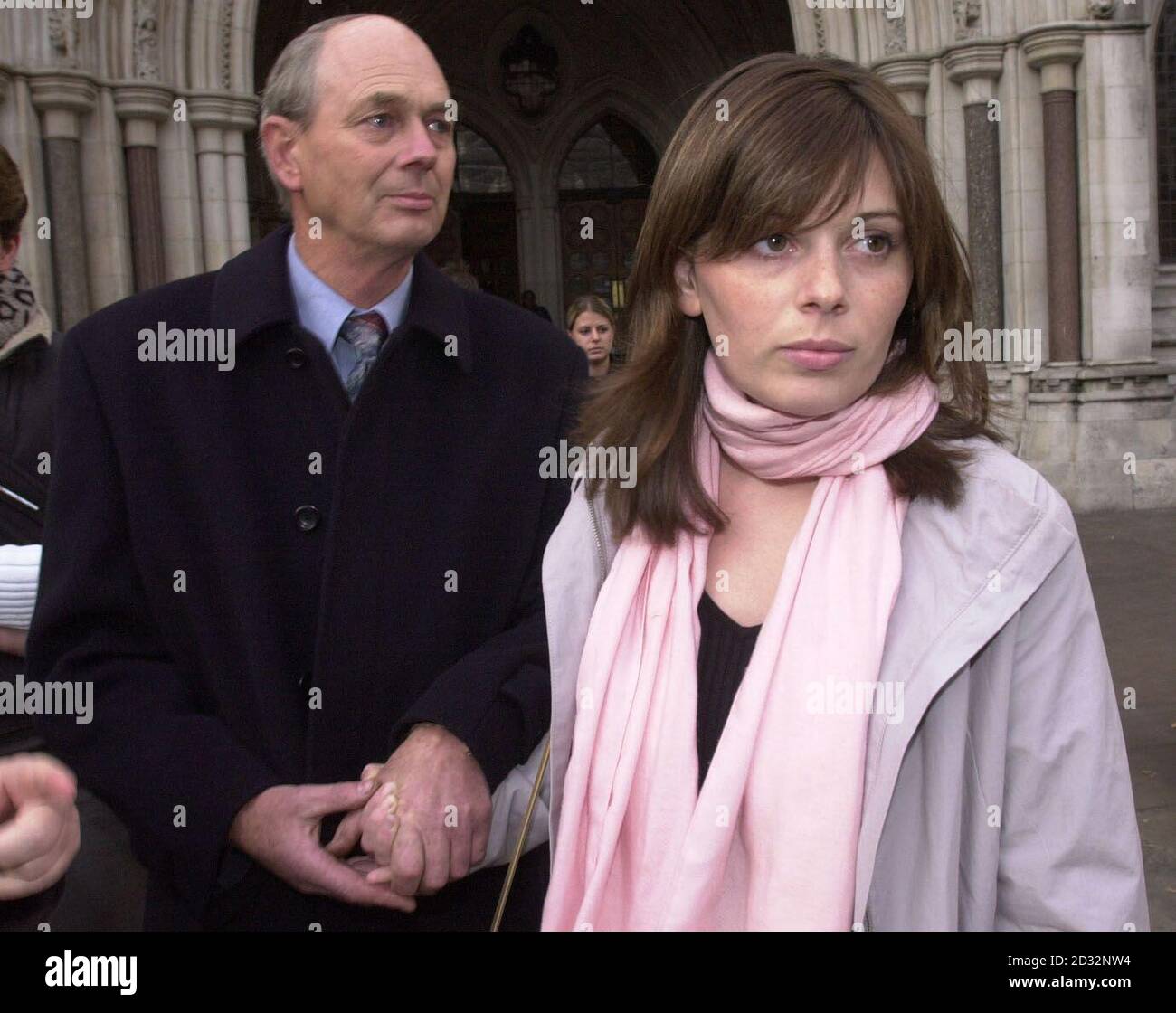 Peter Eaton et sa fille Janie, parents du meurtrier reconnu coupable,  Jeremy Bamber quittent la High court à Londres. L'appel de Bamber contre sa  condamnation a commencé aujourd'hui Photo Stock - Alamy