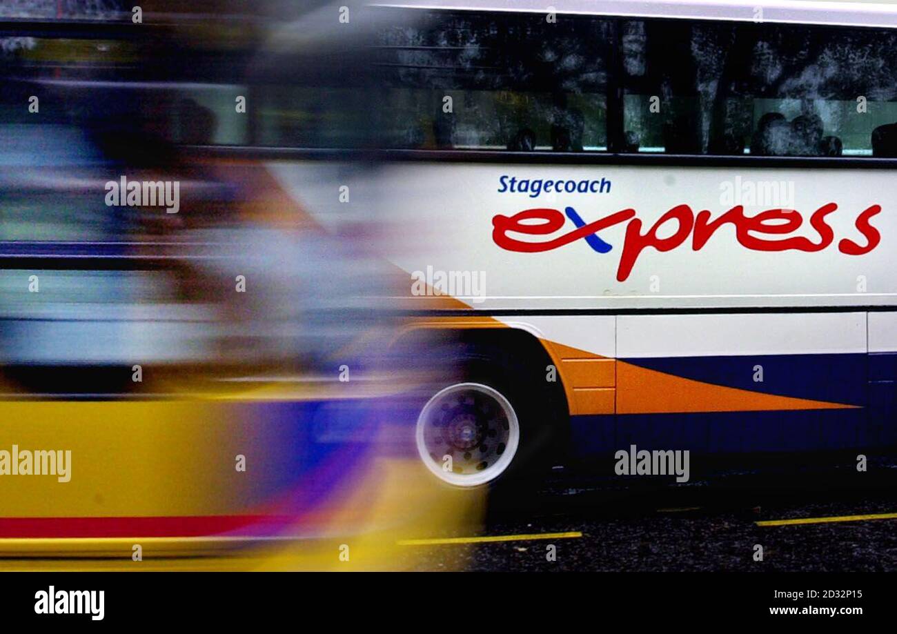 Un autocar Stagecoach Express passe par un jour de pluie à Édimbourg, en Écosse. Les actions de Stagecoach ont chuté de près de 30% aujourd'hui après que la société de transport britannique a averti que la mauvaise performance de Coach USA aurait un effet négatif sur les bénéfices du groupe, * Stagecoach - qui gère les services d'autocars, d'autobus et de taxis aux États-Unis - a déclaré que le commerce est resté difficile avec le marché de plus en plus concurrentiel . La mise à jour de la ville avant ses chiffres provisoires a indiqué que les revenus similaires globaux pour les cinq mois de septembre 30 ont diminué de 7.2 %. Banque D'Images