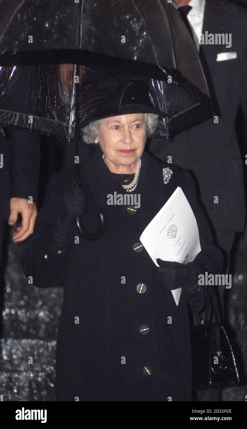 La Reine arrive à la cathédrale Saint-Paul de Londres pour un service de souvenir à la mémoire des victimes de l'explosion de la bombe de Bali. Des centaines de coursiers, majoritairement australiens, se sont rassemblés pour rendre hommage plus d'une heure avant le service d'Evensong à 17:00. Banque D'Images