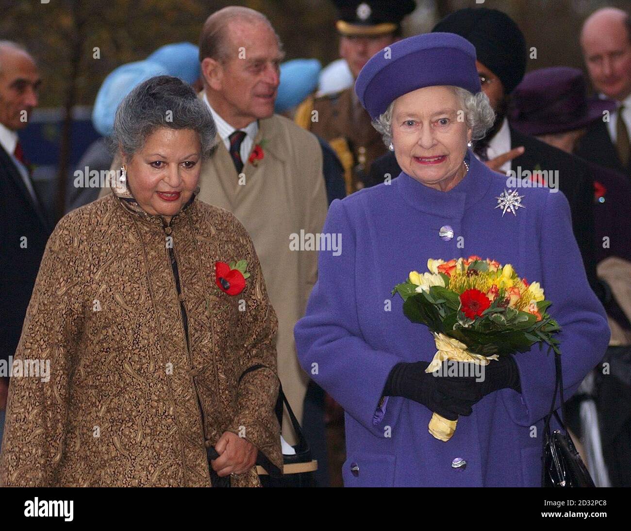 La reine Elizabeth II de Grande-Bretagne et le duc d'Édimbourg arrivent aux portes commémoratives sur Constitution Hill, Londres, avec la baronne Flather (à gauche), présidente du Memorial Gates Trust, *...inaugurer officiellement un mémorial pour reconnaître la contribution et le sacrifice faits par près de cinq millions de personnes qui ont servi dans les première et deuxième guerres mondiales. La Reine a dévoilé à Londres le mémorial dédié aux bénévoles du sous-continent indien, de l'Afrique et des Caraïbes. Banque D'Images