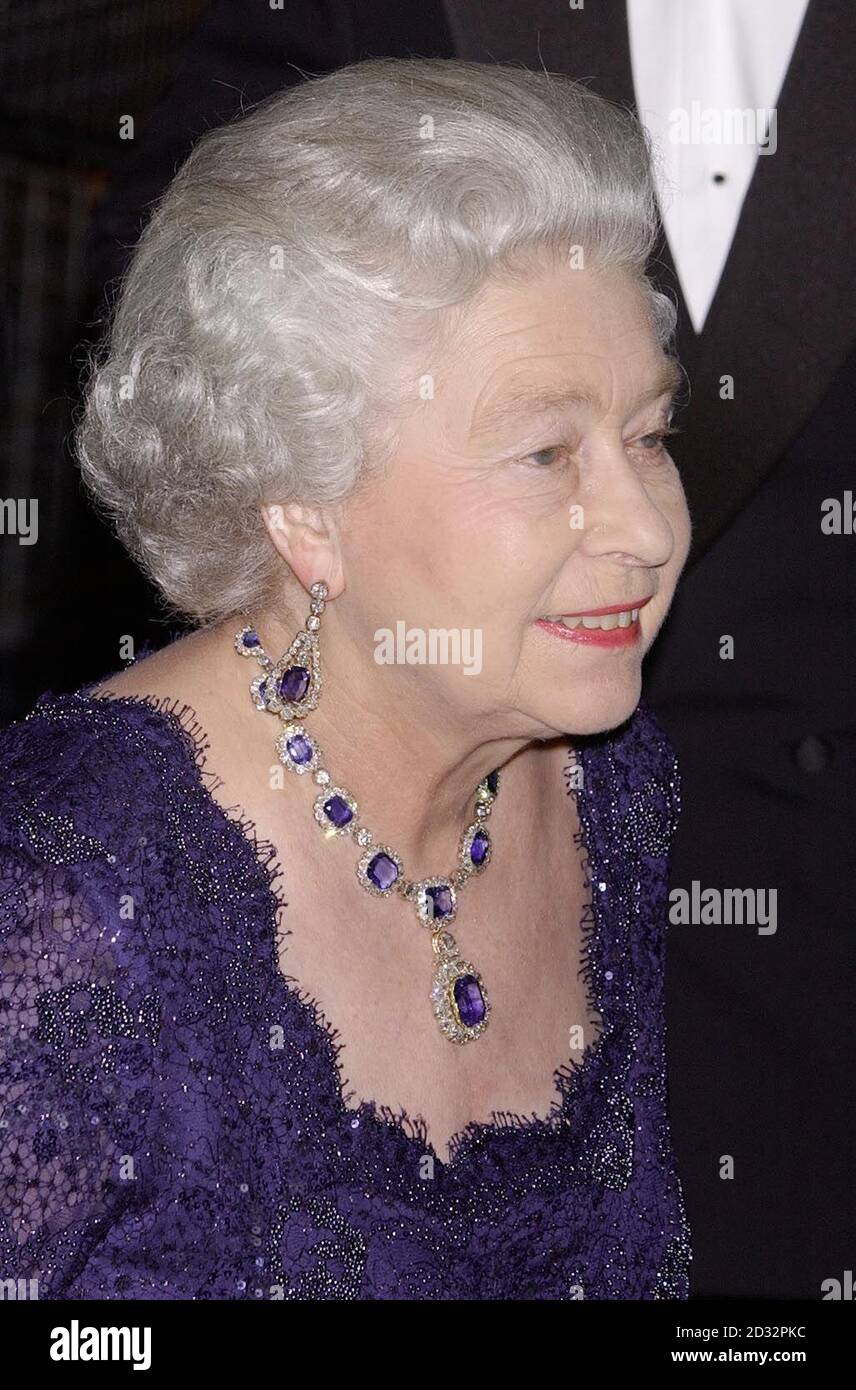 La reine Elizabeth II arrive à une réception privée organisée par la reine. L'événement au Ritz Hotel de Londres a été de remercier la famille et les amis de la Reine pour leur aide pendant l'année du Jubilé d'or Banque D'Images