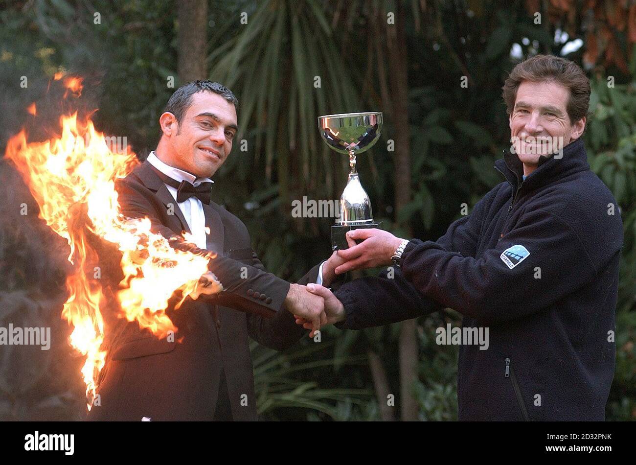 Vainqueur du « meilleur film de Stunt Poll », le saut à l'élastique Goldeneye, exécuté par Wayne Michaels (à droite), est présenté avec une coupe par James Bond lookeart homme Guy List (à gauche) qui a été mis en feu pour la présentation, dans le centre de Londres. Banque D'Images