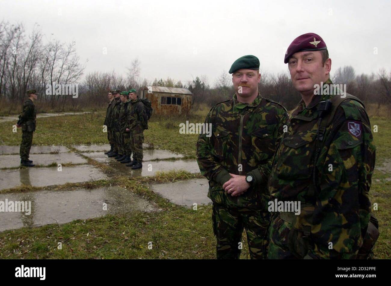 Marine, le Sergent Andrew Varney, 33 ans (au centre à droite) de Sheffield, dans le Yorkshire du Sud, et le Sergent Chris Whittaker (à droite), un parachutiste, 38 ans, de Portsmouth, observent un exercice d'entraînement à l'Académie militaire de Vyskov, près de Brno, en République tchèque. * les autres hommes photographiés sont tous engagés sur un cours de trois mois de l'équipe de conseil et d'entraînement militaire britannique (BMATT) à l'académie pour étendre davantage leurs compétences et approches à la formation de leur personnel de l'armée dans leurs pays d'origine à travers l'Europe centrale et orientale. Banque D'Images