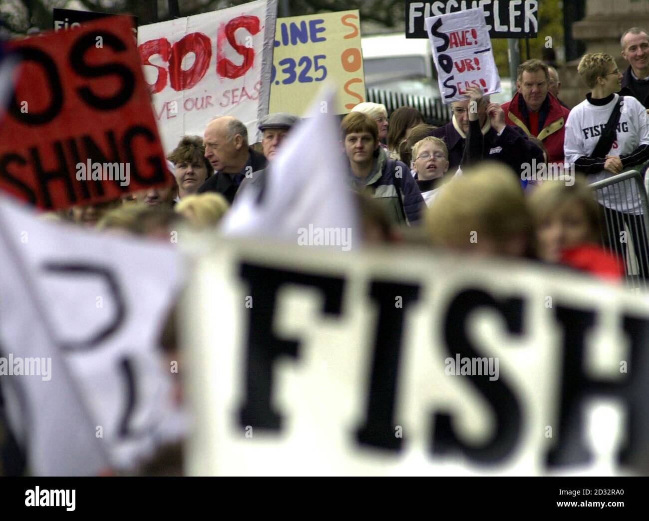 Les pêcheurs se réunissent au Parlement écossais d'Édimbourg pour protester contre les réductions dans l'industrie de la pêche.06/12/02 : les pêcheurs se réunissent au Parlement écossais d'Édimbourg pour protester contre les réductions dans l'industrie de la pêche.Les pêcheurs et leurs partisans ont présenté une pétition de 40,000 noms au Parlement écossais sur le sort de l'industrie.Les militants revendiquent une opposition universelle aux réductions massives envisagées par la Commission européenne.Selon eux, une réduction des quotas d'environ 80% entraînerait des dizaines de milliers de pertes d'emplois en Écosse. Banque D'Images