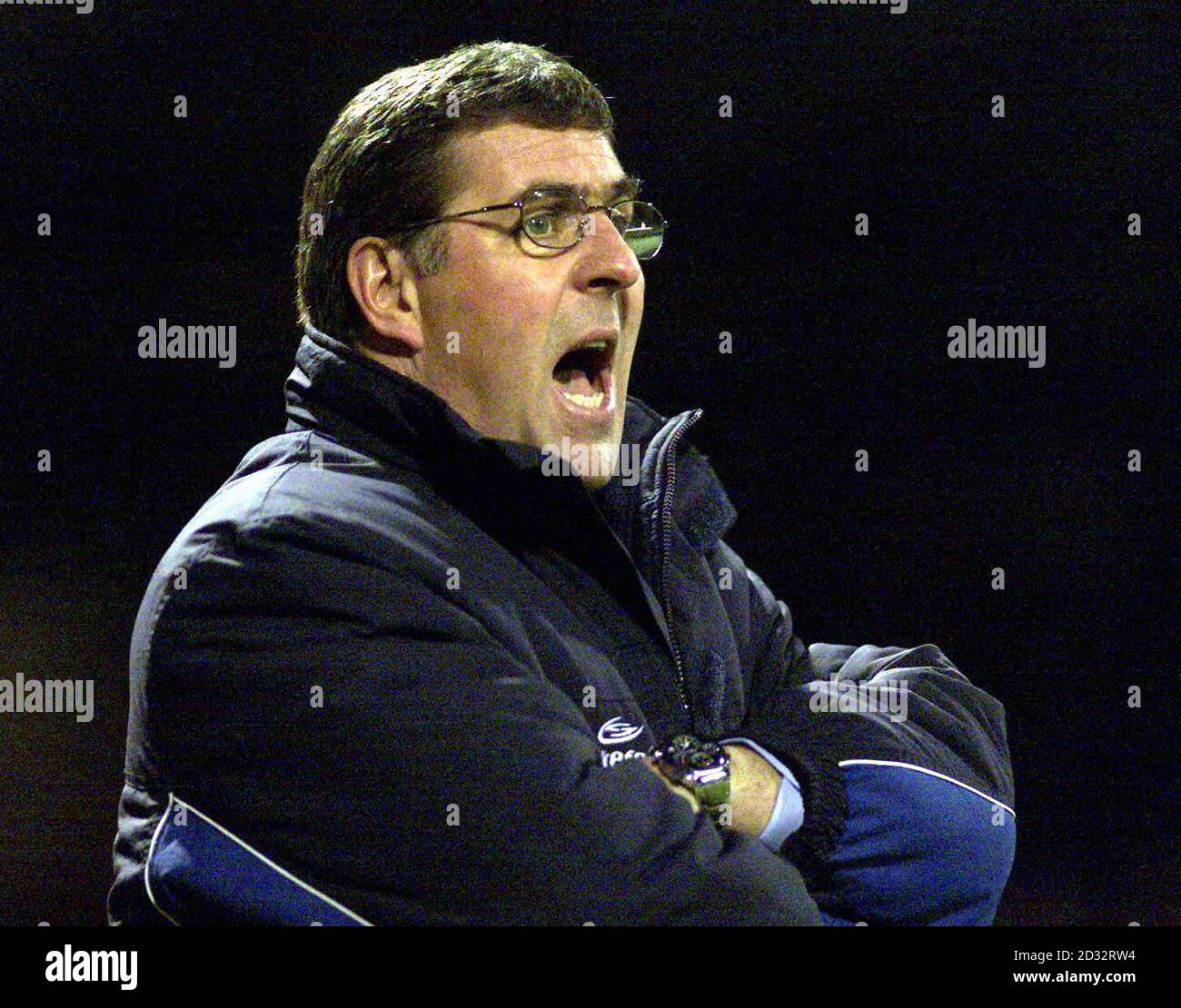 Mark McGhee, directeur de Millwall, s'est fait crier auprès de ses joueurs lors de leur match de la division nationale One contre Rotherham au sol de Millmoor de Rotherham. CETTE IMAGE NE PEUT ÊTRE UTILISÉE QUE DANS LE CONTEXTE D'UNE FONCTION ÉDITORIALE. PAS D'UTILISATION DU SITE WEB DU CLUB OFFICIEUX. Banque D'Images