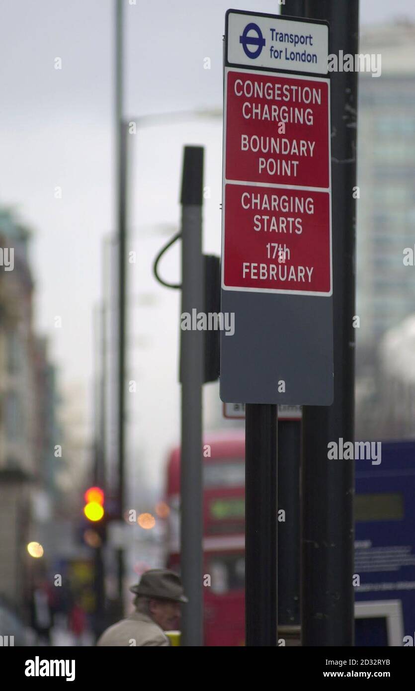 Un panneau indique la limite de la zone de tarification de la congestion dans le centre de Londres qui sera introduite en février 17. Les automobilistes seront facturés 5 par jour s'ils conduisent dans la zone du lundi au vendredi de 7h00 à 6. 30. * le système sera administré par un réseau de caméras connectées à un système informatique de reconnaissance automatique de plaque d'immatriculation (ANPR).les conducteurs pourront payer par téléphone, par la poste, par Internet ou en personne dans un point de vente au détail, et il y a une remise pour ceux qui vivent dans la zone de facturation. Les taxis, minicabs autorisés, véhicules de services d'urgence, bus, porte-badges bleu/orange sont disponibles Banque D'Images