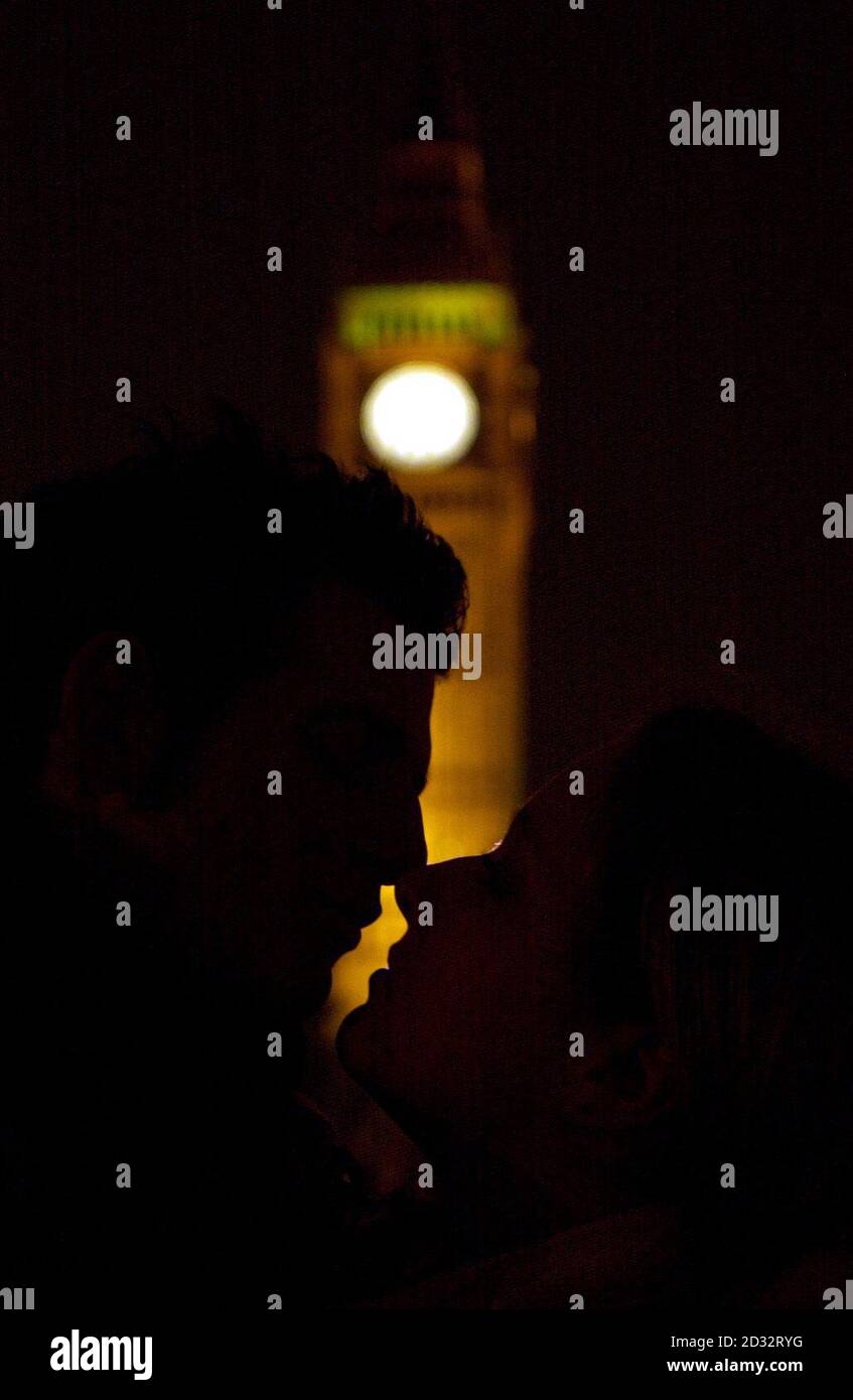 Un baiser de couple sur le coup de minuit sur la place du Parlement de Londres, mercredi 1er janvier 2003. Des milliers de personnes se sont rassemblées dans les rues et dans les pubs et clubs de la capitale pour voir la nouvelle année. Banque D'Images