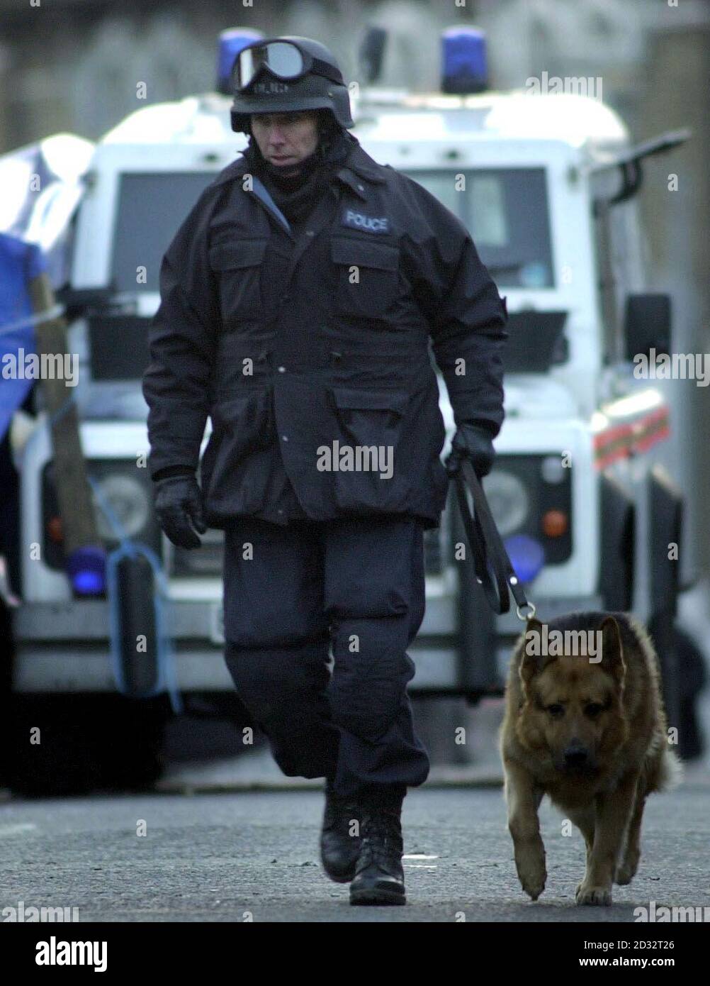 Un policier patrouille la scène du beige avec son chien de police à Hackney, dans l'est de Londres. Un homme qui a été pris en otage au point d'arme lors d'un siège de 10 jours sur un lit a quitté le bâtiment, a déclaré la police. *..l'homme a été transporté d'urgence de la scène dans l'est de Londres vers 15h30 à l'hôpital, mais il est compris qu'il a été indemne. Il n'était pas immédiatement clair si l'homme armé s'était rendu ou si l'otage s'était échappé ou avait été libéré. Le commandant Bob Quick a dit Banque D'Images