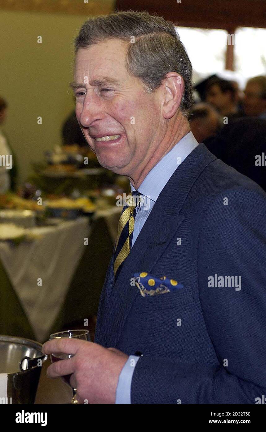 HRH Prince Charles visite les agriculteurs locaux et les organisations gérées localement montrant leurs produits à l'ouverture de Chipping Village Hall, près de Preston, Lancashire. * environ 200 villageois et écoliers de deux écoles primaires locales ont accueilli le prince quand il est arrivé à Chipping en bus de Clitheroe. La plupart des drapeaux syndicaux ondulés mais d'autres détenaient également des placards exhortant le prince Charles à poursuivre la chasse . Banque D'Images