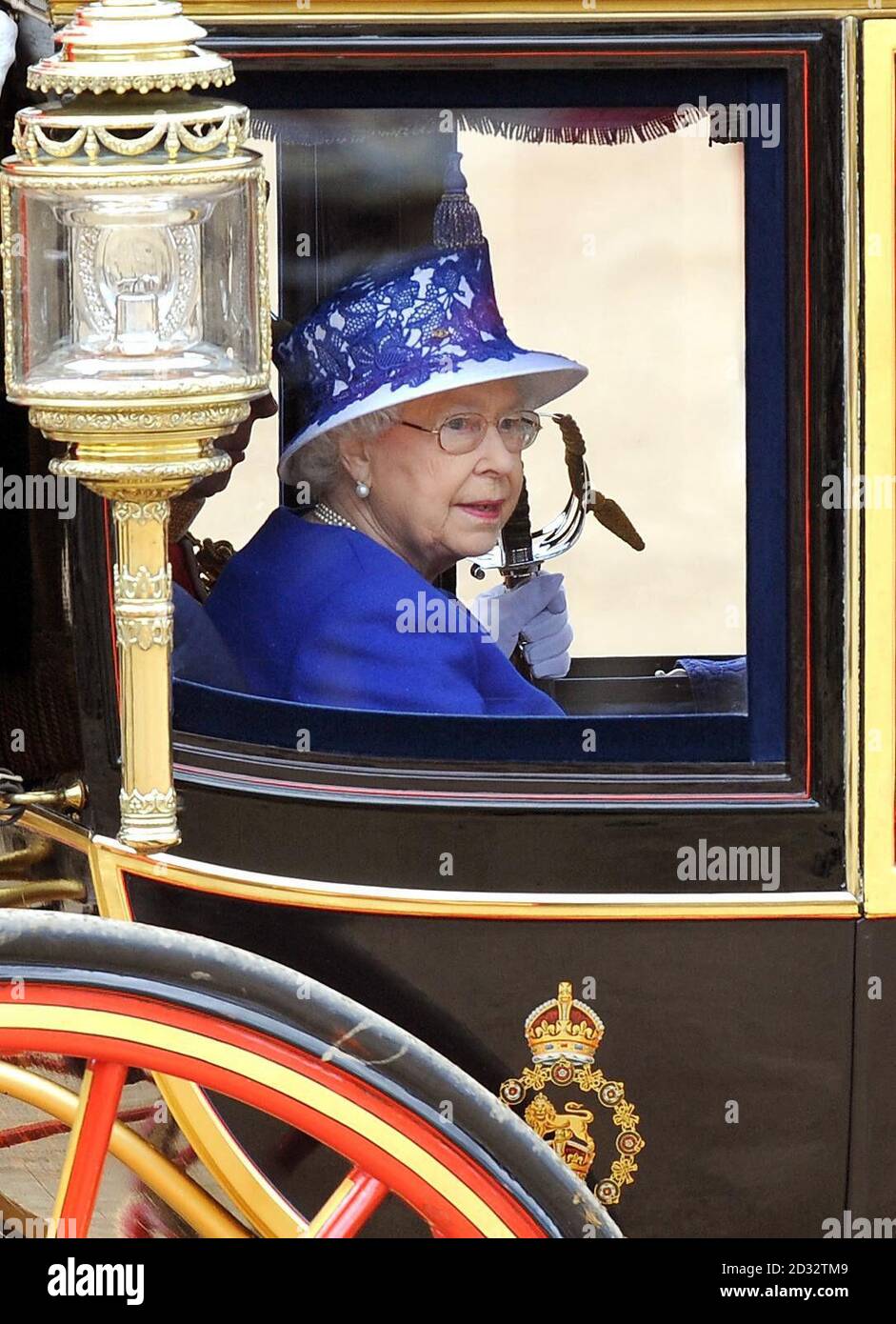 La reine Elizabeth II part après Trooping the Color à Horse Guards Parade, Londres. Banque D'Images