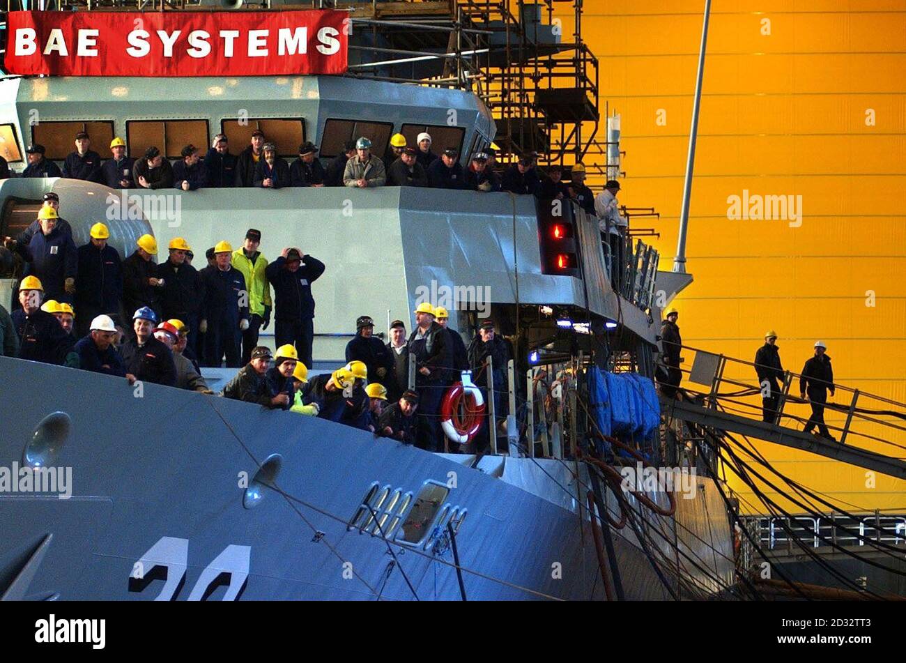 Les travailleurs se rassemblent sur un navire de guerre de 95 mètres au quai sec de BAE Systems, le chantier naval Scotstin de Glasgow, pour entendre le ministre des Forces armées Adam Ingram annoncer le gagnant d'un contrat de plusieurs milliards de livres ; le géant de la défense BAE Systems a été désigné comme le maître d'œuvre pour construire deux nouveaux porte-avions. M. Ingram a déclaré que l'accord représentait "un grand pas en avant". Banque D'Images