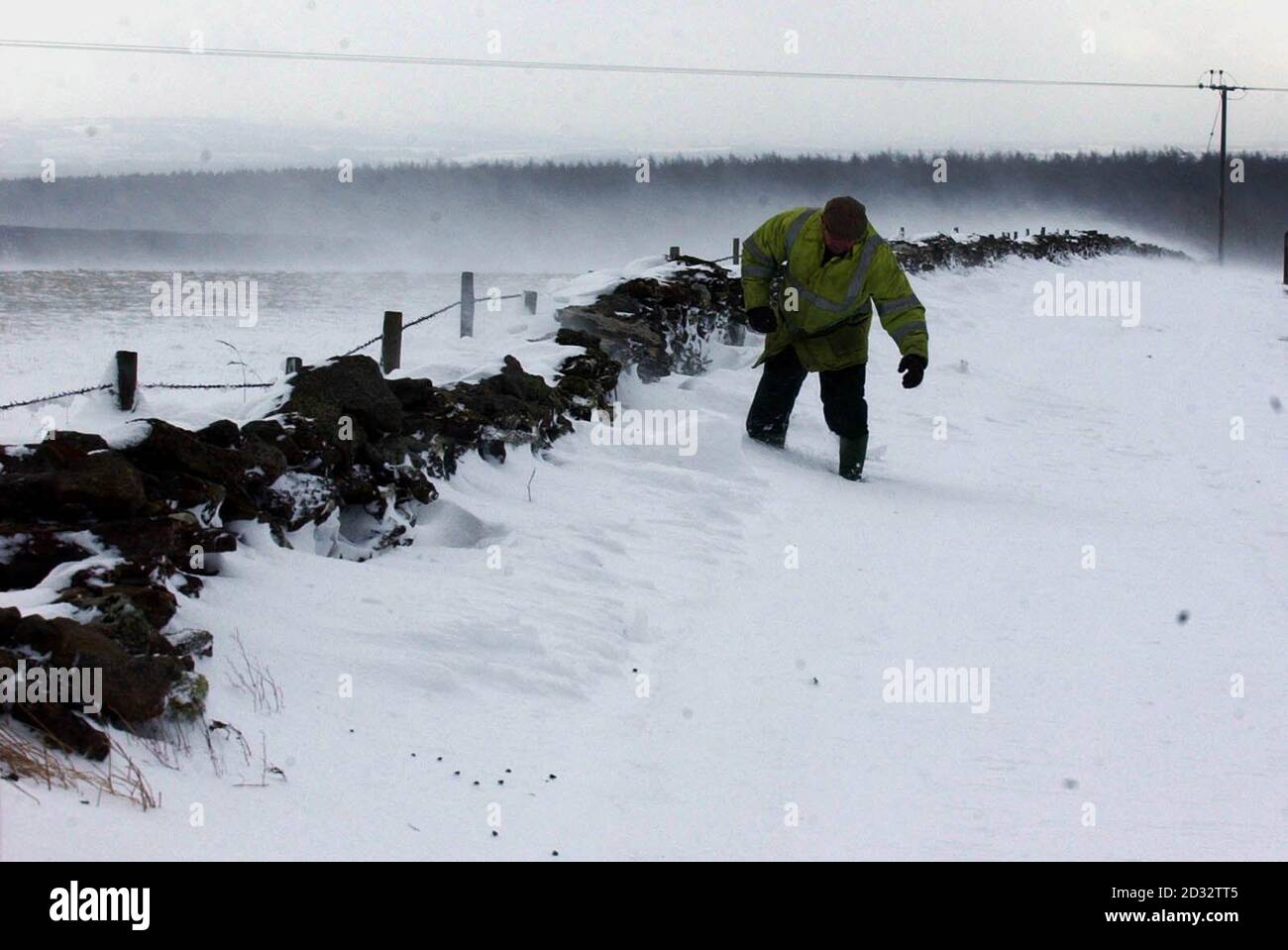 Il était difficile de marcher dans des fermes isolées sur les North Yorkshire Moors, car de fortes chutes de neige et des gales ont balayé l'est du Royaume-Uni. Banque D'Images