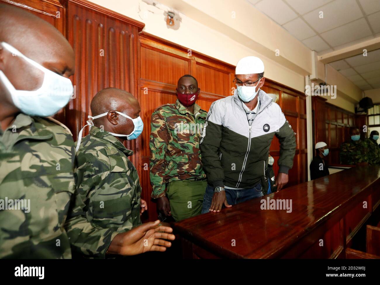 Liban Abdullah Omar quitte le banc après avoir été acquitté par les tribunaux de droit de Milimani à Nairobi, Kenya, le 7 octobre 2020. REUTERS/Thomas Mukoya Banque D'Images