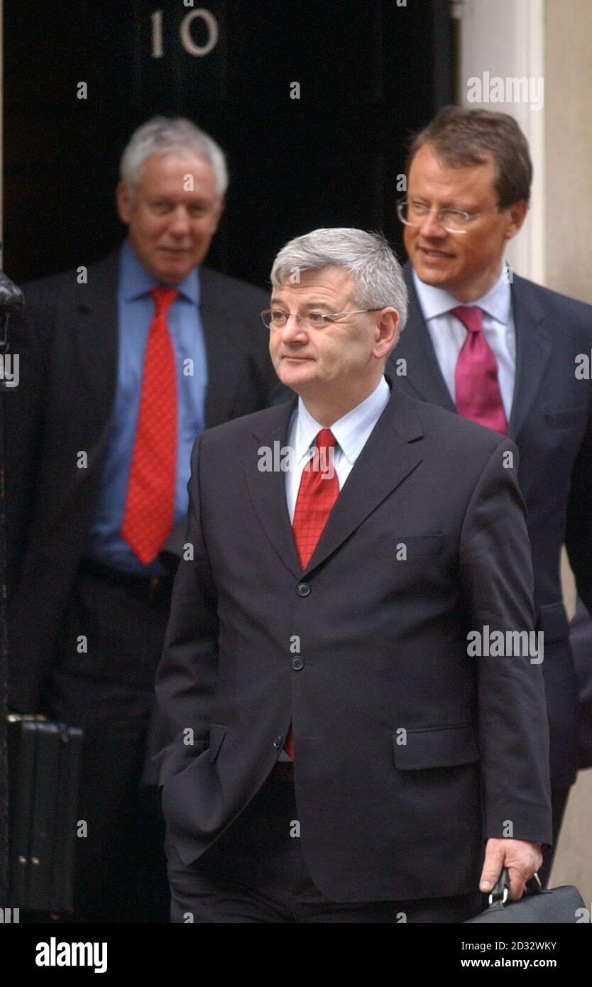 Le ministre allemand des Affaires étrangères Joschka Fischer quitte la rue no 10 Downing Street après une rencontre avec le Premier ministre britannique Tony Blair à Londres. Banque D'Images