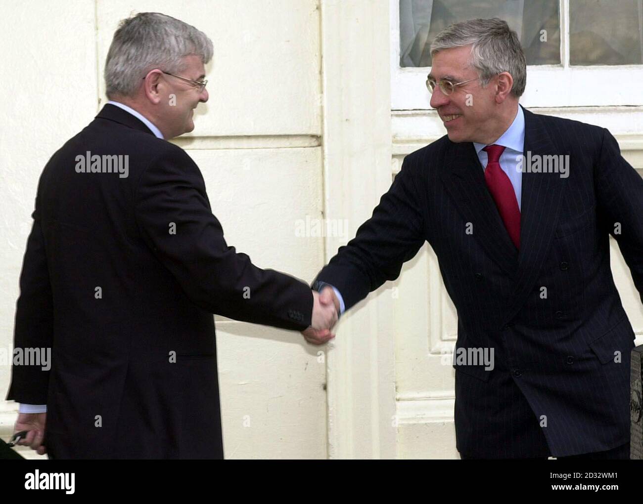 Le secrétaire aux Affaires étrangères Jack Straw (à droite) rencontre son homologue allemand Joschka Fischer à sa résidence à Londres. Banque D'Images