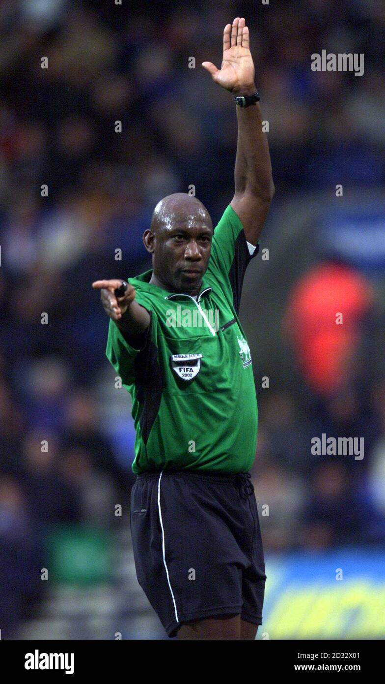 Arbitre Uriah Rennie en charge du match Barcleycard Premiership entre Newcastle United et Bolton Wanderers au stade Reebok. CETTE IMAGE NE PEUT ÊTRE UTILISÉE QUE DANS LE CONTEXTE D'UNE FONCTION ÉDITORIALE. AUCUNE UTILISATION DE SITE WEB/INTERNET À MOINS QUE LE SITE NE SOIT ENREGISTRÉ AUPRÈS DE L'ASSOCIATION DE FOOTBALL PREMIER LEAGUE. Banque D'Images