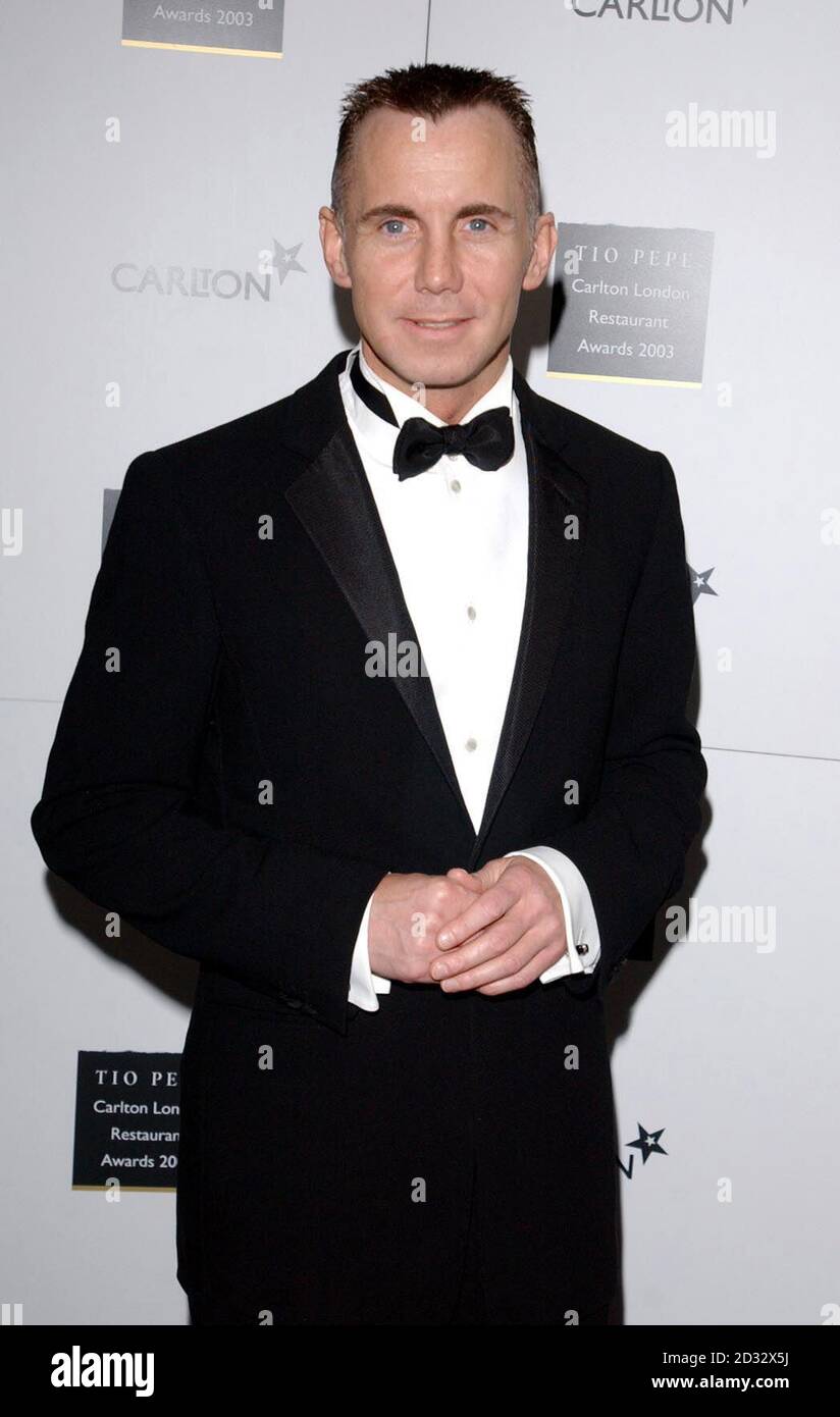 Le célèbre chef Gary Rhodes arrive pour les Tio Pepe/Carlton London Restaurant Awards 2003 au Meridien Grosvenor House, Park Lane à Londres. Banque D'Images