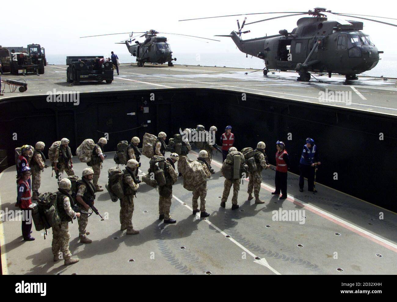 Royal Marines du stand Commando 40 à bord du HMS Ocean dans le golfe Persique, sur le point de partir en hélicoptère par la rampe hydraulique des navires. Banque D'Images