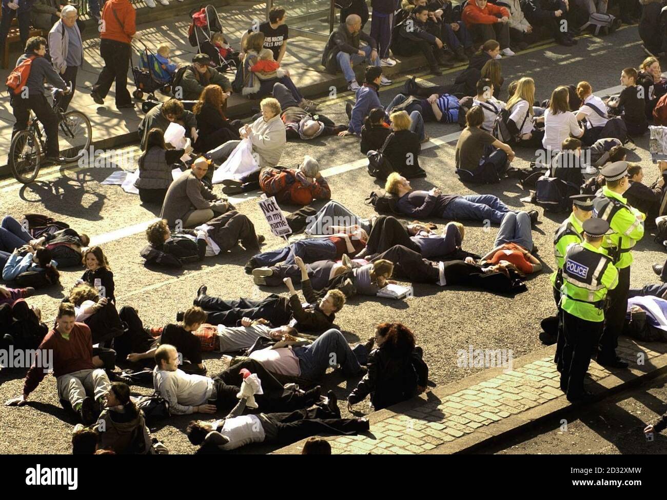 Des centaines de manifestants anti-guerre tiennent une manifestation assise sur Princes Street, près du Parlement écossais à Édimbourg, alors que les forces américaines et britanniques sont prêtes à attaquer l'Irak. Banque D'Images