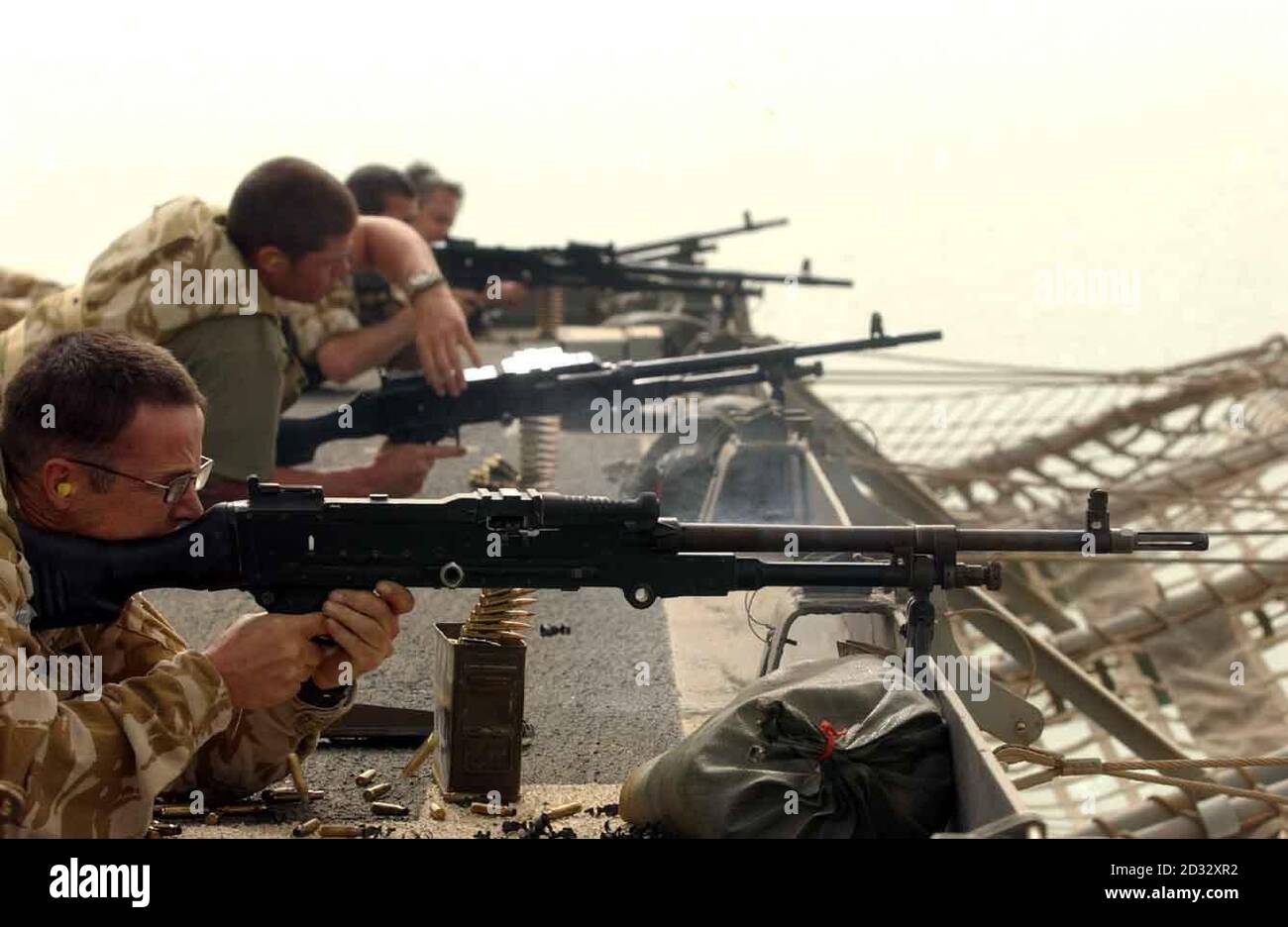 Des éléments de 3 Commando testent leurs armes à bord d'un navire de guerre dans le golfe. Banque D'Images
