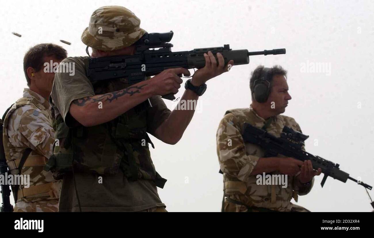 Des éléments de 3 Commando testent leurs armes à bord d'un navire de guerre dans le golfe. Banque D'Images